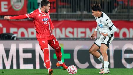 Il 18 enne Filippo Bertaccini al debutto in B contro Paulo Azzi (foto Rega)