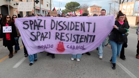 Cesena, contro la violenza e con le soggettività oppresse: in 200 sfilano col corteo transfemminista