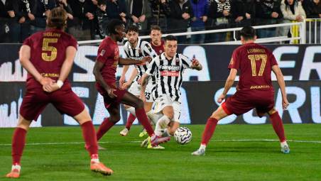 Joshua Tenkorang in mezzo al traffico del centrocampo nella gara di Ascoli