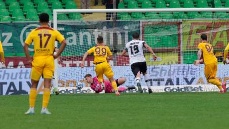 Il rigore parato da Jonathan Klinsmann in Cesena-Salernitana (foto Gianmaria Zanotti)