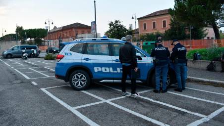 Cesena, al condominio la lite tra vicini finisce in rissa: madre e figlio in manette
