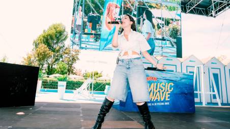 Riccione, da “Amici” all’Aquafan: Angie strappa applausi