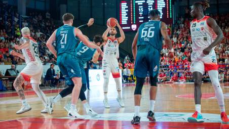 Giovanni Tomassini carica la tripla sotto gli occhi di Justin Johnson, Gora Camara e la difesa dell’Acqua San Bernardo Cantù foto tommaso morosetti