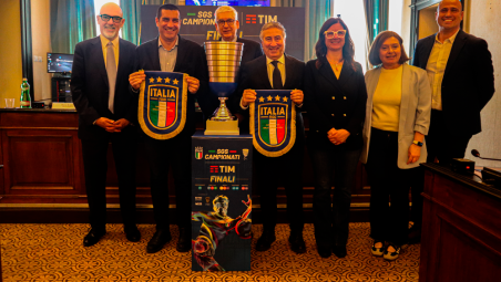 Da sinistra: il segretario generale FIGC Marco Brunelli, il presidente della Regione Emilia Romagna Michele de Pascale, il presidente nazionale del Settore Giovanile e Scolastico FIGC Vito Tisci, Il Commissario straordinario del Comune di Cervia Michele Formiglio, l’assessora regionale a Turismo Commercio e Sport Roberta Frisoni, l’assessora allo Sport del Comune di Santarcangelo di Romagna Angela Garattoni, il sindaco di Bellaria-Igea Marina Filippo Giorgetti