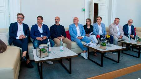 I vertici del Rimini nel giorno della presentazione: da sinistra il vice presidente Sanapo, il presidente onorario Verile, la presidente Di Salvo, il direttore generale Geria, il socio Panunzio e il direttore sportivo Di Battista