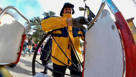 In alto un fantaveicolo delle passate edizioni e sotto Carnevale a Medicina