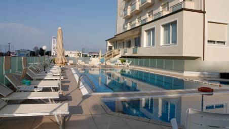 La zona piscina dell’hotel