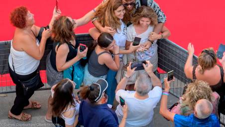 Riccione, bagno di folla e selfie per gli attori di Sandokan, attesa per Kevin Spacey e i protagonisti di Mare Fuori GALLERY