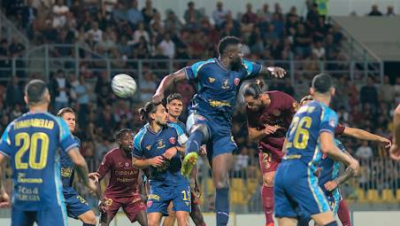 Un’incornata del difensore ravennate Adriano Esposito nel match d’andata col Grifone (Fiorentini)