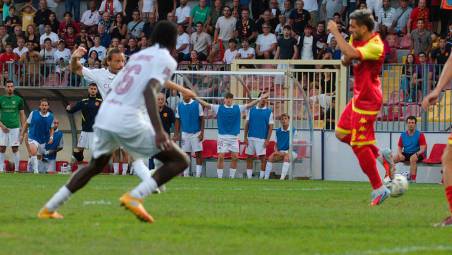 Il tiro di Matteo Mandorlini andrà a colpire il tacco di Eros De Santis e non darà scampo a Davide Franzini (Fiorentini)