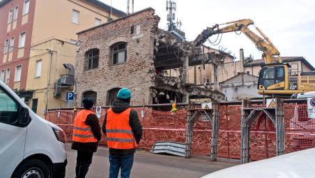 La demolizione dell’autorimessa FOTO FIORENTINI