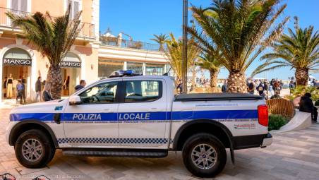 Riccione, in giro col tirapugni, ha 16 precedenti per rapina, percosse e furto, ma la Polizia non arrestarlo perché minorenne