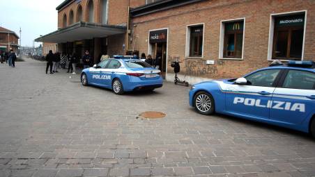 Polizia in stazione il giorno dell’arresto del 25enne