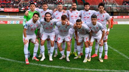 Il Forlì sceso in campo contro la Pistoiese nel giorno della vittoria del campionato (foto Fabio Blaco)