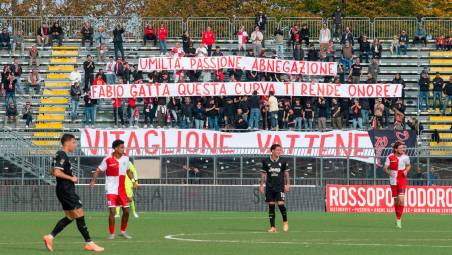 Rimini, la curva Est rende onore a Gatta nel giorno della maglia a scacchi