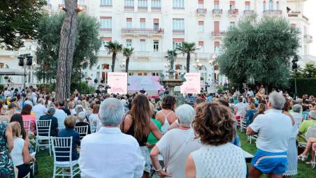 Rimini, torna “La Terrazza della Dolce Vita”: 40 vip al Grand Hotel con Simona Ventura e Giovanni Terzi VIDEO