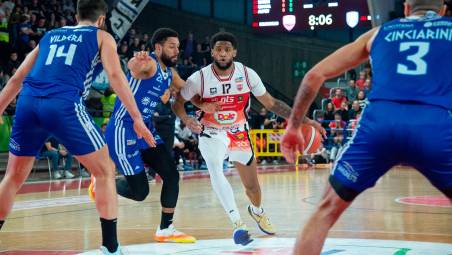 Mark Ogden attacca la difesa di Brindisi, una situazione che si ripeterà domani sera in semifinale foto morosetti