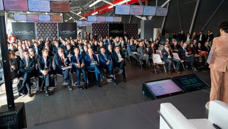 La platea in autodromo per il roadshow del Sole 24 Ore