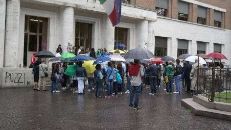 Ingresso dei liceali a scuola (archivio)