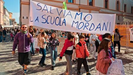Una manifestazione contro la riorganizzazione delle scuole nello scorso ottobre