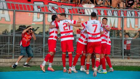 La formazione biancorossa fa festa (foto TOMMASO MOROSETTI)