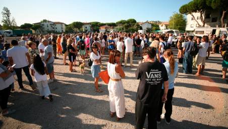 Le tante persone che ieri hanno reso omaggio al 54enne ucciso barbaramente (Fiorentini)