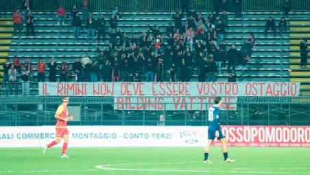 Uno striscione esposto questa sera in curva Est (foto Morosetti)