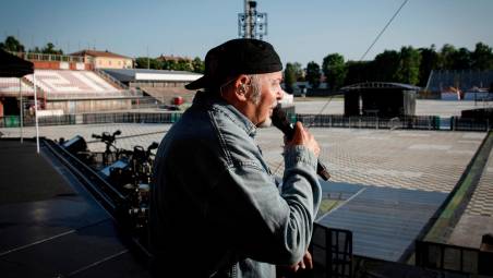 Vasco Rossi durante le prove dei giorni scorsi allo stadio Neri di Rimini