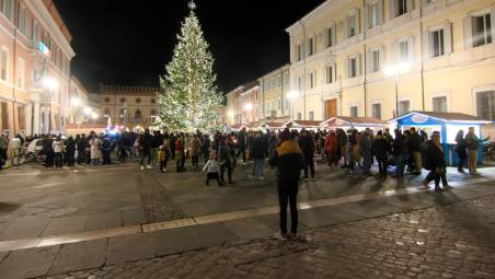 L’albero di Natale in piazza del Popolo (foto Massimo Fiorentini)