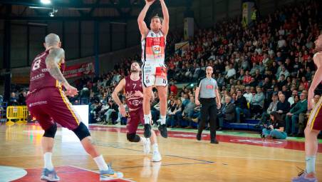 Davide Denegri, qui in regular season contro Livorno, resta la principale arma offensiva della Dole attesa alla prima partita “dentro o fuori” foto tommaso morosetti