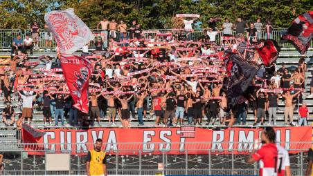 Un’immagine della curva Est dello stadio Romeo Neri di Rimini (foto TOMMASO MOROSETTI)