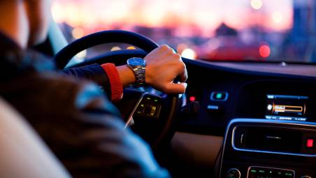 Imola, sgomma e parte di scatto al semaforo davanti alla Polizia Locale, ma ha la patente revocata: rischia 9mila euro di multa