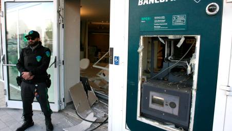 La filiale presa di mira (foto Massimo Fiorentini)