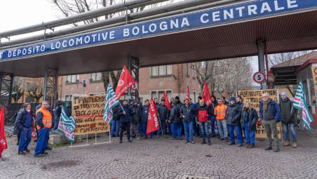 Treni, i sindacati: “Mantenere le officine di Rimini e Bologna, inaccettabile l’assenza di Trenitalia”