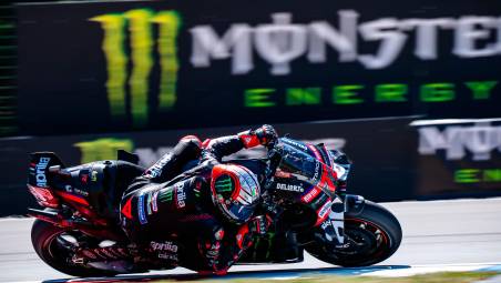 Marco Bezzecchi uscito malconcio da Assen: è volato al terzo giro a 200 all’ora e ha perso la vetta della classifica nei confronti di Jorge Martin