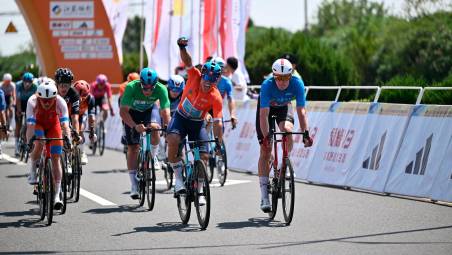 Ciclismo, incredibile Malucelli: tripletta vincente in Cina