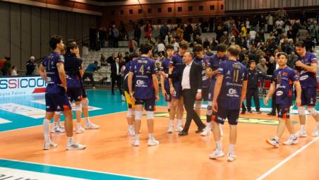 Antonio Valentini chiama a raccolta i suoi ragazzi a fine partita (Fiorentini)