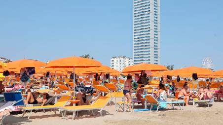 Turisti in spiaggia a Cesenatico