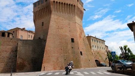 In moto lungo il Metauro: itinerario nelle Marche dal mare all’Appennino