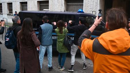 L’arrivo di Luca Spada per essere sentito dal gip di Forlì (foto Fabio Blaco)