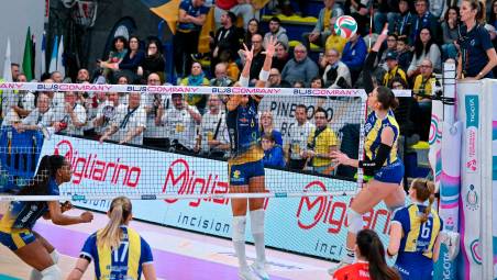 Un attacco di Sara Caruso, in campo a Pinerolo con la scritta “Niscemi resiste” sulla coscia f(oto ninotto/legavolleyfemminile.it)