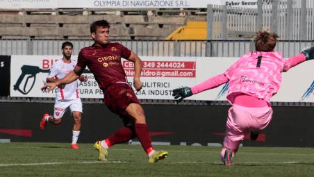 L’attaccante giallorosso Simone Rabbi colpisce la traversa nel primo tempo (foto Massimo Fiorentini)