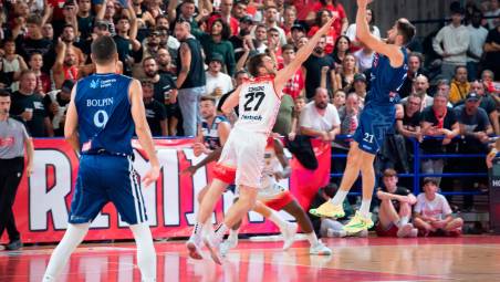 Matteo Fantinelli al tiro, marcato da Alessandro Simioni