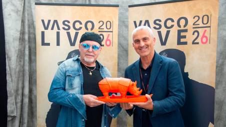 Vasco Rossi con il sindaco Jamil Sadegholvaad