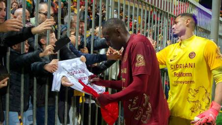 Stefano Okaka firma una maglia a fine partita (foto Massimo Fiorentini)
