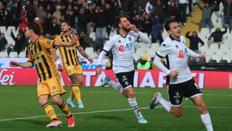 Simone Bastoni dopo il gol realizzato alla Juve Stabia (foto Gianmaria Zanotti)