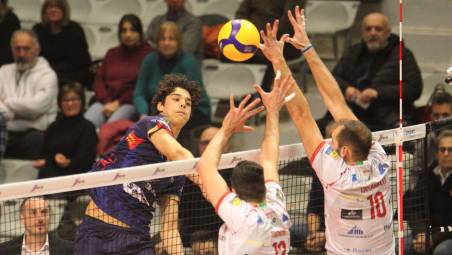 Una schiacciata di Manuel Zlatanov, autore di 18 punti (foto Massimo Fiorentini)