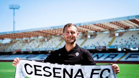 Alino Diamanti all’interno dell’Orogel Stadium-Dino Manuzzi con la sciarpa del Cesena foto cesena fc