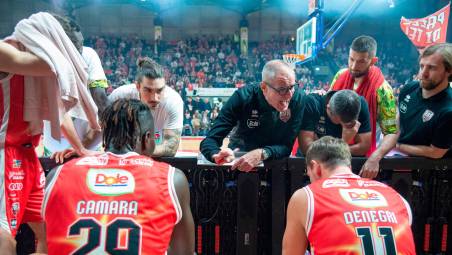 Sandro Dell’Agnello durante un time-out contro la Fortitudo: la Dole vuole sfruttare il doppio turno casalingo per risalire ancora la classifica (Morosetti)