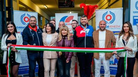 I titolari di Garage Venezia e Simona Morghenti di Confartigianato Cesena all’inaugurazione della nuova sede di garage Venezia